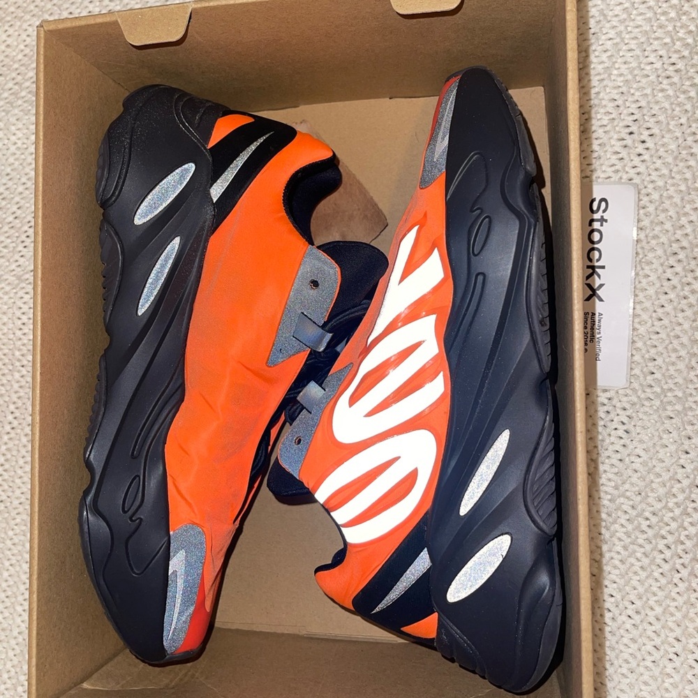adidas Yeezy Boost 700 MNVN
Orange size 7. Used in excellent condition.